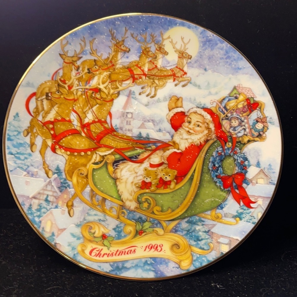 Avon Vintage (1993) Christmas Porcelain Trimmed in 24k Gold Collectible Plate